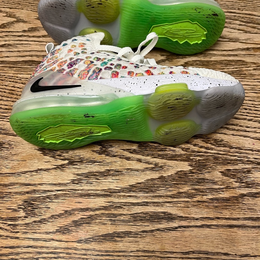 Kid’s size 5 Nike Lebron basketball shoes - Picture 2 of 2